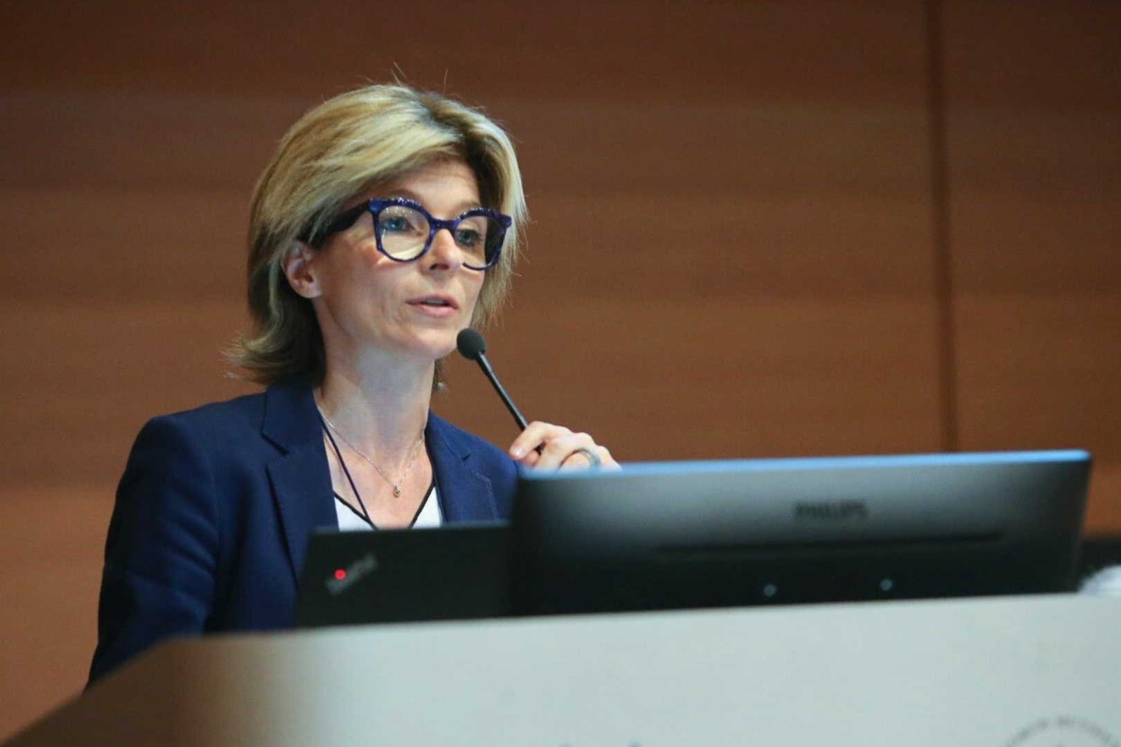 L'Avvocato Eva Bredariol, Phd, fotografata mentre tiene uno speech